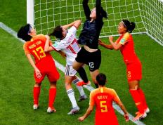 IM体育App下载-女足联赛双方激战，胜者晋级决赛