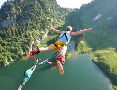 IM体育官方平台-周琦狂揽32+15创生涯新高，福建队末节逆转篮网