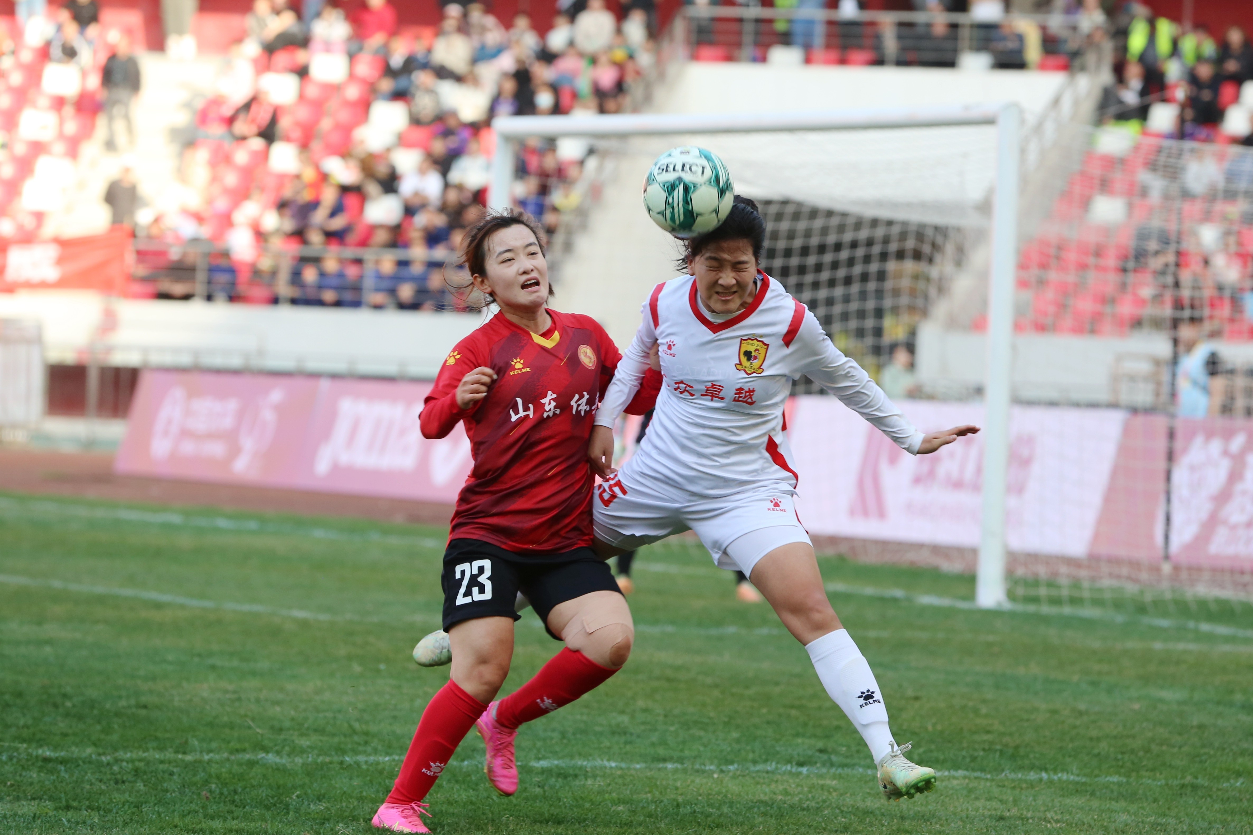 IM体育App下载-女足联赛双方激战，胜者晋级决赛