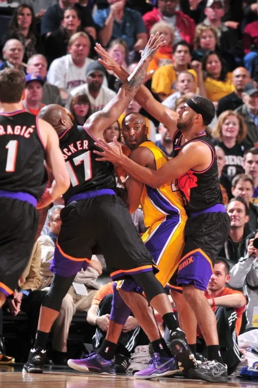 IM体育官网-世界各国篮球对抗赛场火爆进行