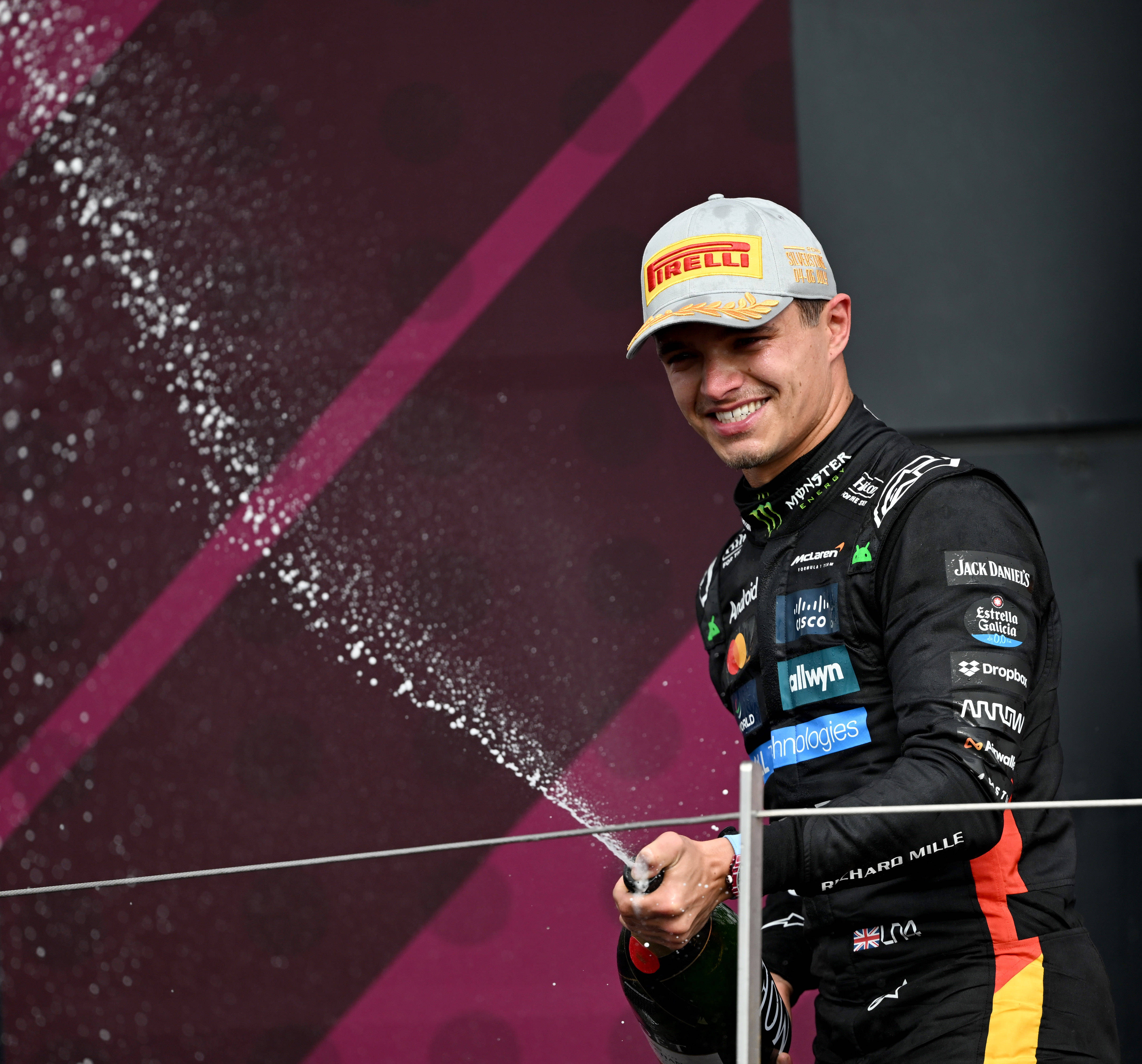 IM体育官网-红牛车队险胜索伯车队，诺里斯点燃赛场的简单介绍